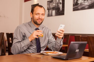 yeme ve telefon kullanarak iş adamı