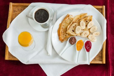Kahvaltı yemek tepsisiyle