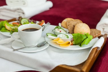 Kahvaltı yemek tepsisiyle