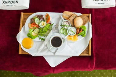 Kahvaltı yemek tepsisiyle