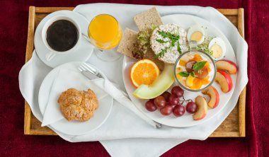 Kahvaltı yemek tepsisiyle