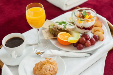 Kahvaltı yemek tepsisiyle