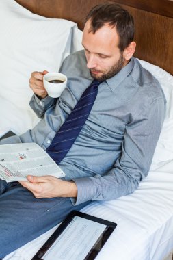 işadamı kahve içme ve gazete okuma