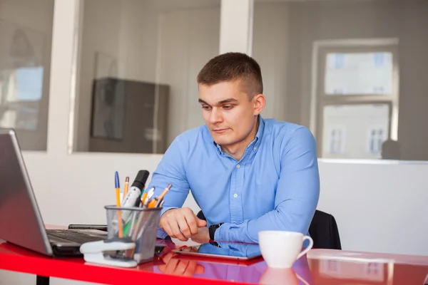 Przystojny biznesmen — Zdjęcie stockowe