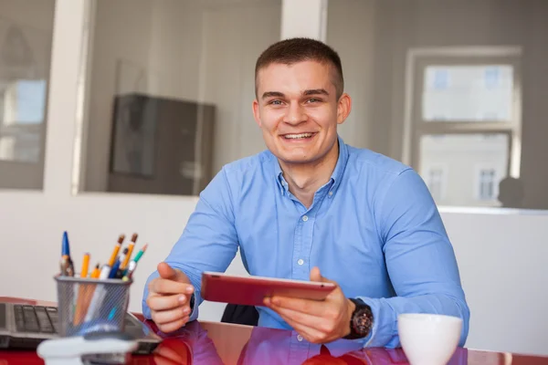 Hombre de negocios con tablet —  Fotos de Stock