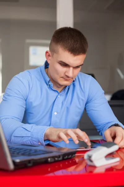 Hombre de negocios trabajando en la oficina — Foto de Stock