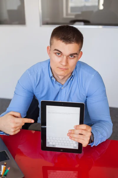Empresario apuntando a la tableta — Foto de Stock