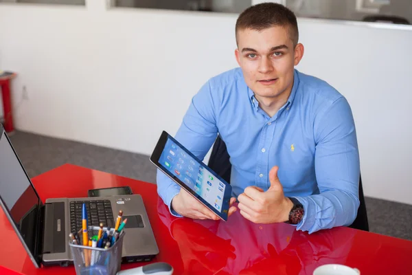 Businessman holding tablet and showing thumb up — Stock Photo, Image