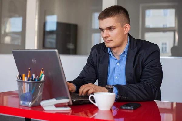 Biznesmen korzystający z laptopa — Zdjęcie stockowe