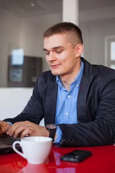 Geschäftsmann mit Laptop — Stockfoto