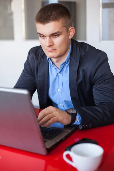 Biznesmen korzystający z laptopa — Zdjęcie stockowe