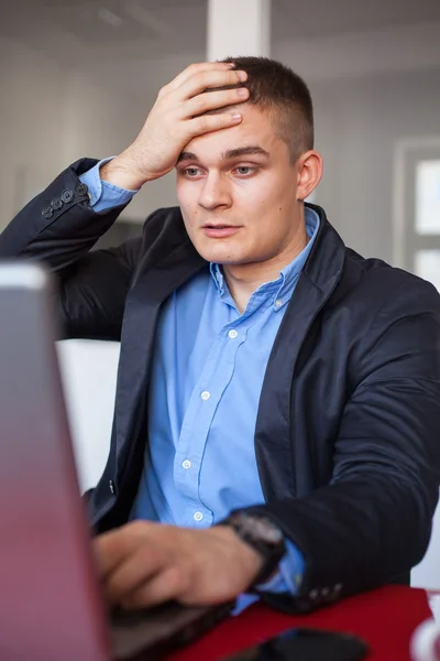 Biznesmen korzystający z laptopa — Zdjęcie stockowe