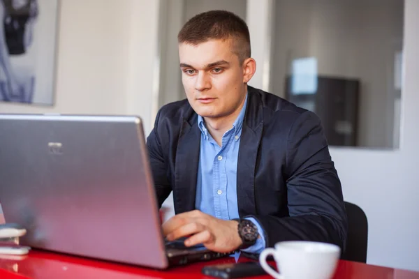 Biznesmen korzystający z laptopa — Zdjęcie stockowe