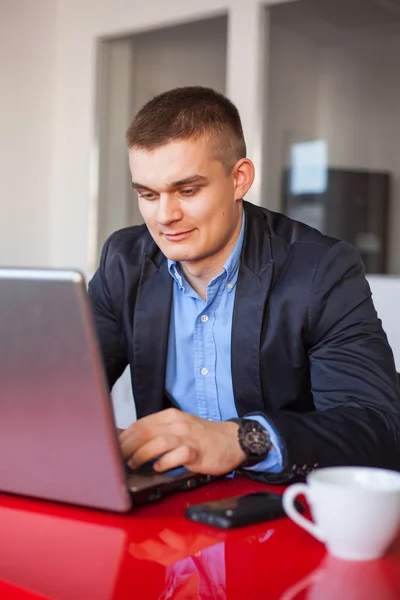 Biznesmen korzystający z laptopa — Zdjęcie stockowe