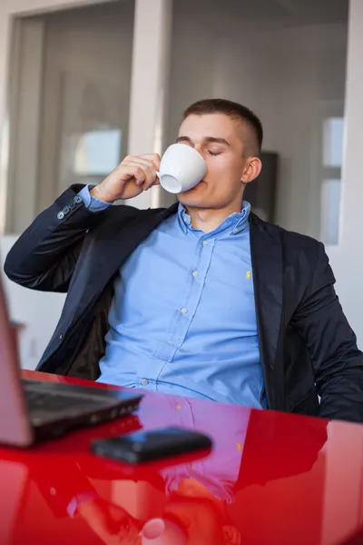 Businessman drinking coffee — Stock Photo, Image