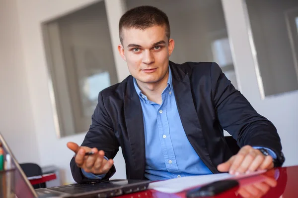 Zakenman ondertekenen van documenten — Stockfoto