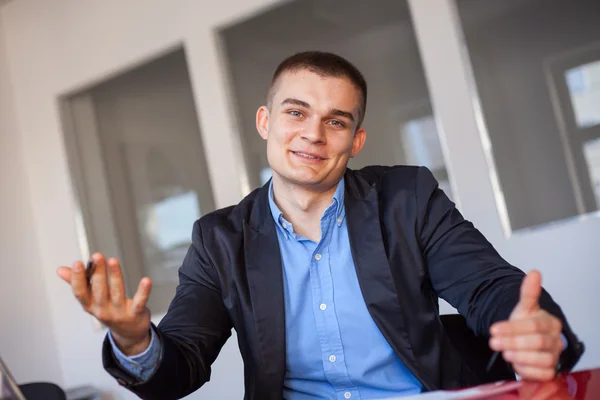 Smiling businessman — Stock Photo, Image