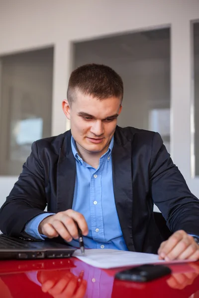 Glimlachend zakenman ondertekening documenten — Stockfoto