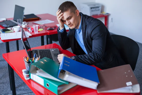 Utmattad affärsman — Stockfoto