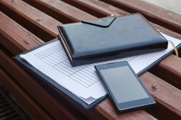 Mobiele telefoon, Kladblok en papier — Stockfoto