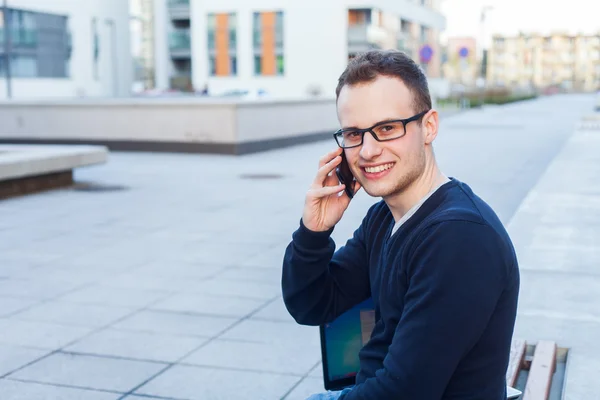 Man med mobiltelefon — Stockfoto