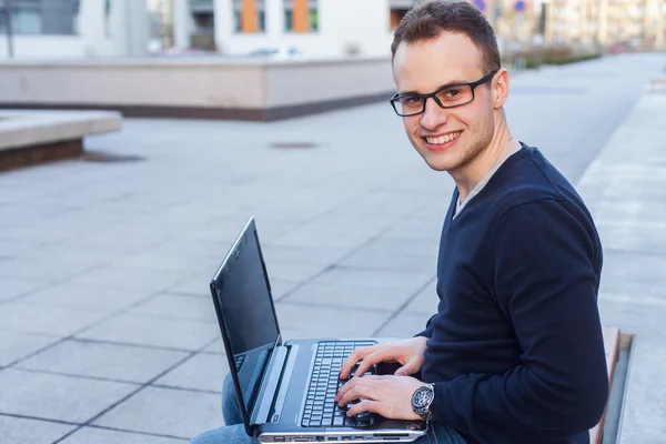 Glimlachende man met laptop — Stockfoto