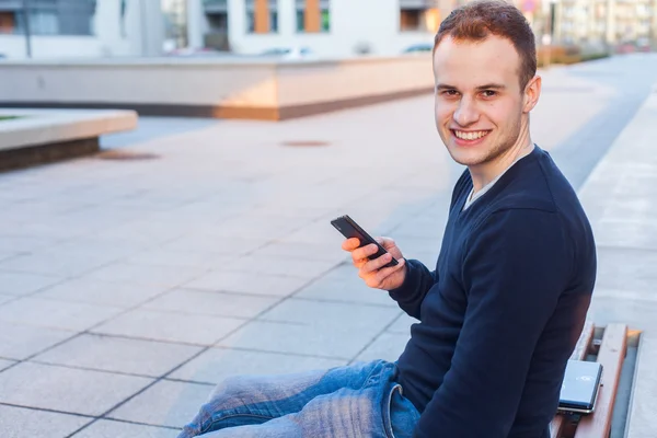 Telefonu kullanan adam gülümsüyor — Stok fotoğraf