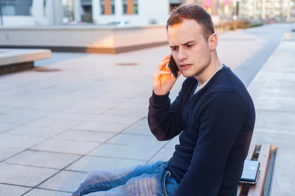 Mann telefoniert — Stockfoto