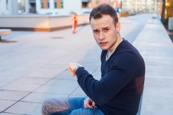 Young man looking at watch — Stock Photo, Image