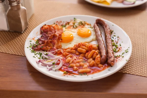Fried eggs, sausages, beans and bacon — Stock Photo, Image