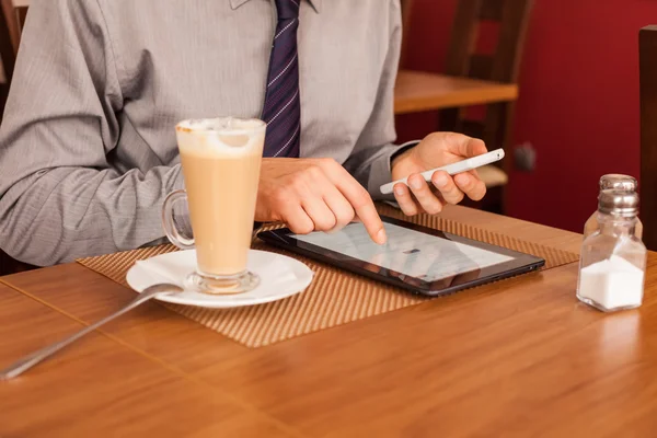 Affärsman med hjälp av mobiltelefon och tablett — Stockfoto