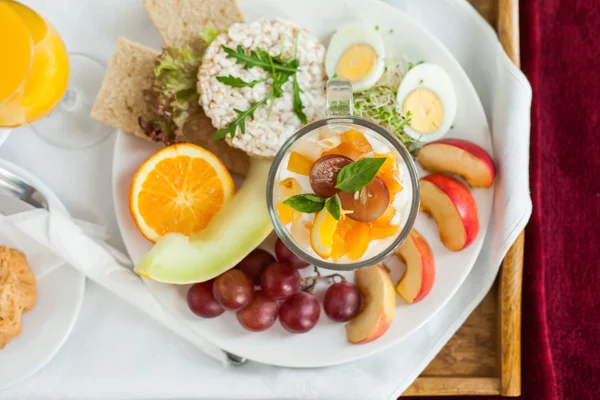 Lade met ontbijt eten — Stockfoto