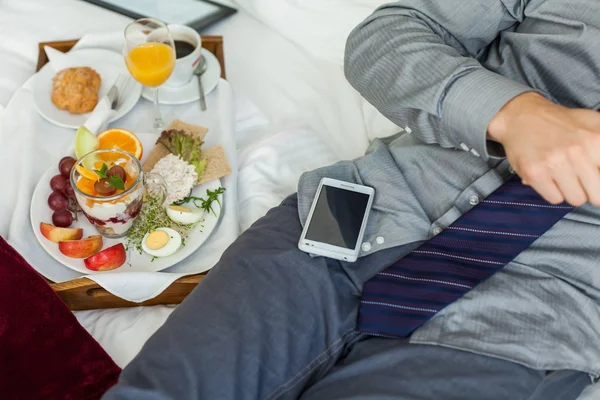 Geschäftsmann im Hotelzimmer — Stockfoto