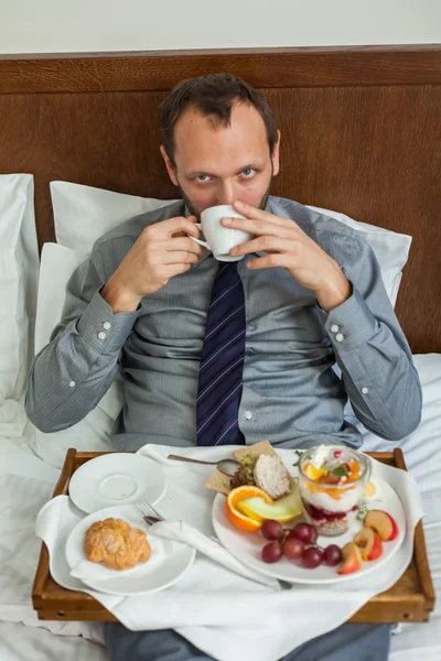 Affärsman med frukost — Stockfoto