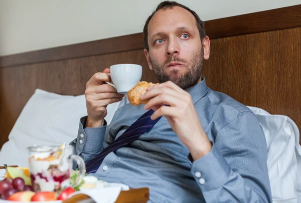Empresário tomando café da manhã — Fotografia de Stock