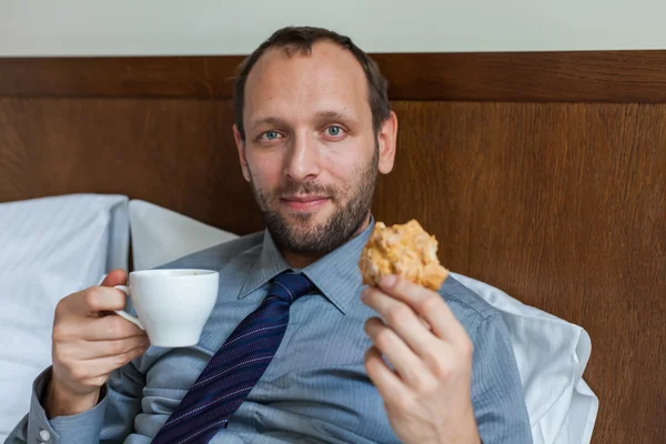 Geschäftsmann frühstückt — Stockfoto