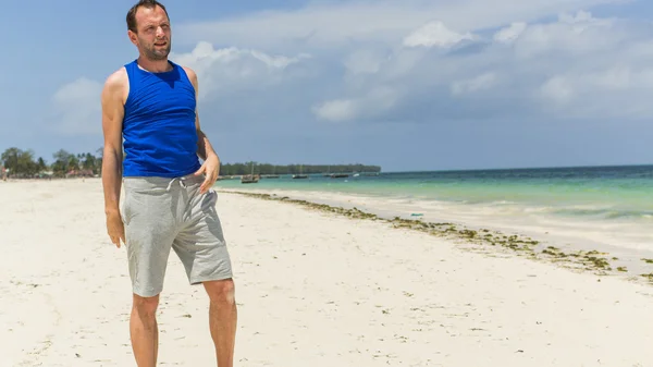 Mannen på stranden — Stockfoto