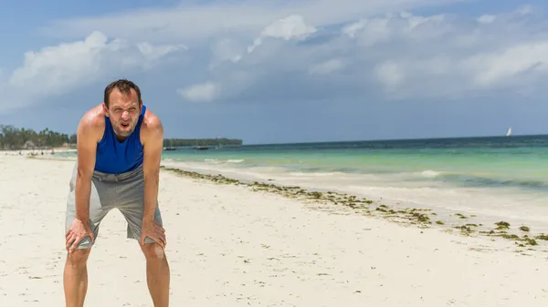 Mannen på stranden — Stockfoto