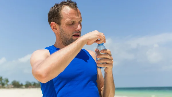 Man met botttle van water — Stockfoto
