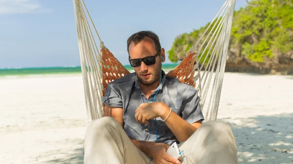 Man ligger på hammock — Stockfoto