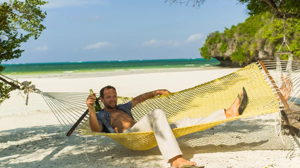 Man ligger på hammock — Stockfoto