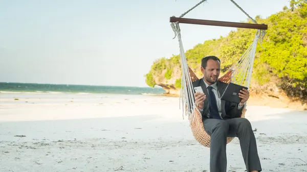 Affärsman på stranden — Stockfoto