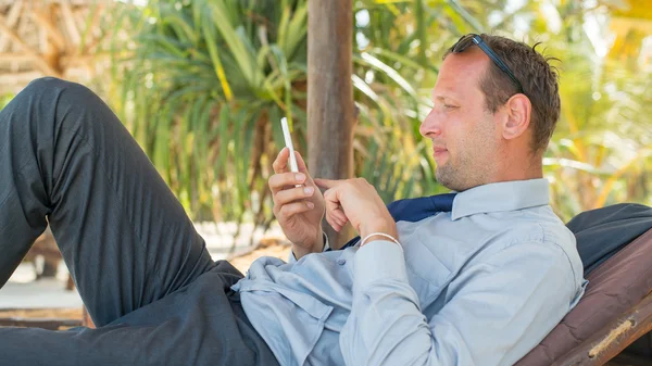 Geschäftsmann mit Handy — Stockfoto