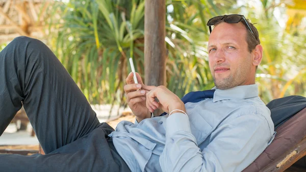 Hombre de negocios usando el teléfono móvil — Foto de Stock