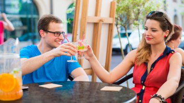 Kafedeki genç çift.