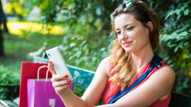 Cep telefonu kullanan kadın