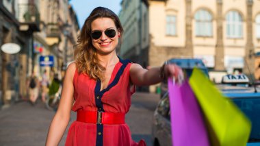 Alışveriş çantalı kadın.