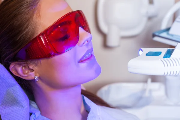 Mujer visitando dentista — Foto de Stock