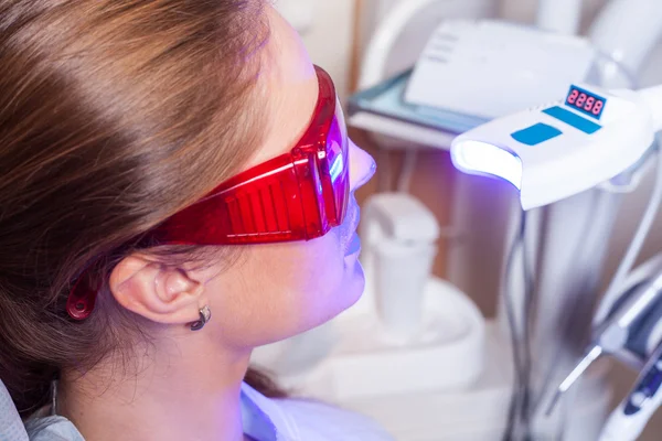 Mulher dentista visitante — Fotografia de Stock