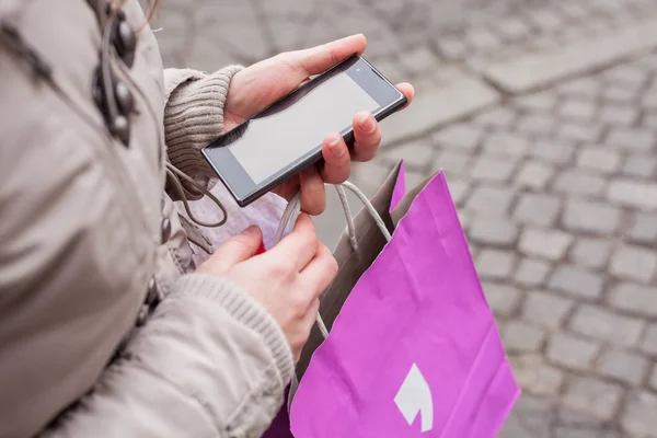 Mujer con teléfono móvil —  Fotos de Stock